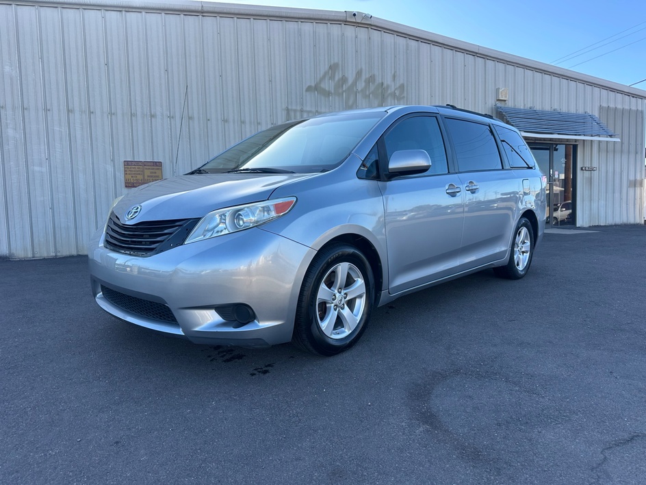2012 Toyota Sienna LE V6 7-Passenger Access Seat's photo
