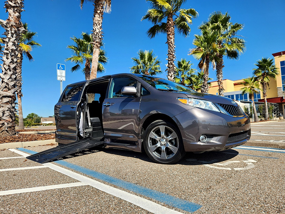 2017 Toyota Sienna SE's photo