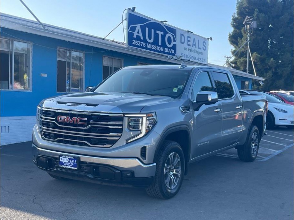 2025 GMC Sierra 4WD Crew Cab Short Box SLT's photo