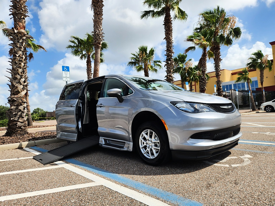 2021 Chrysler Voyager LX's photo