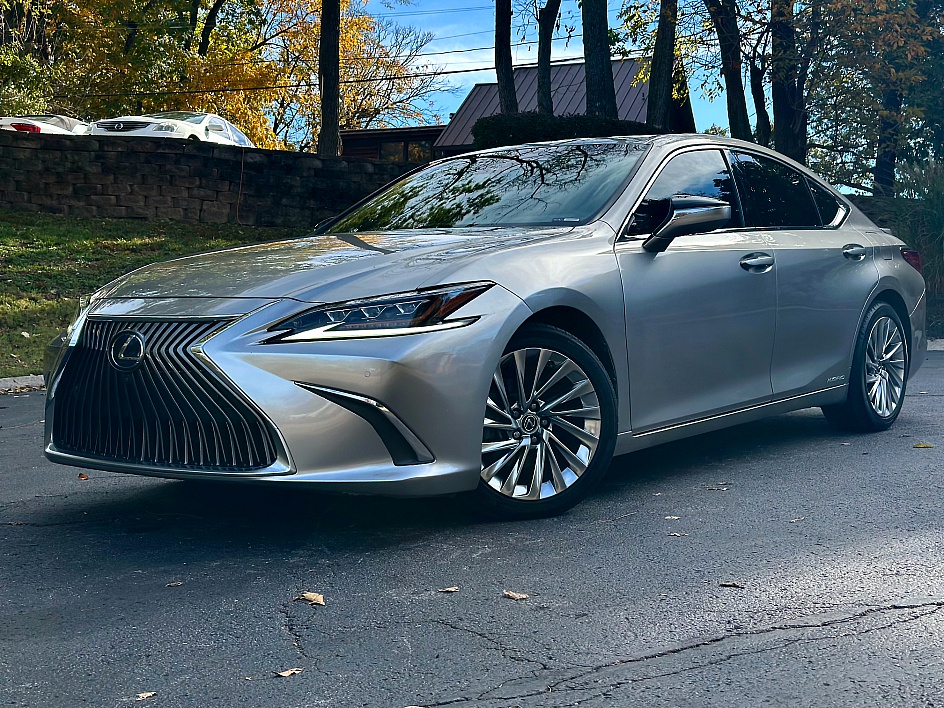 2021 Lexus ES Hybrid 300h Ultra Luxury's photo