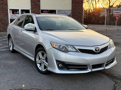 2013 Toyota Camry SE's photo