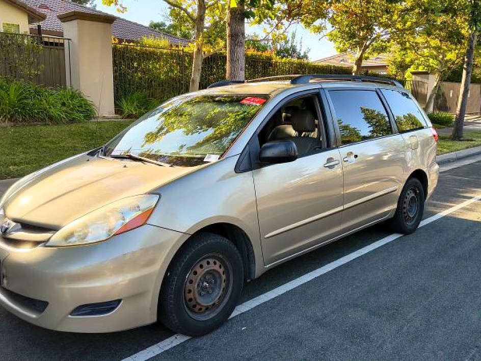 2009 Toyota Sienna CE 8-Passenger's photo