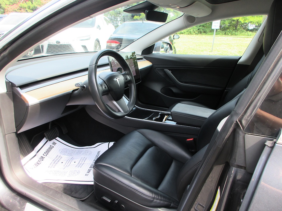 Tesla Model 3 photo 9