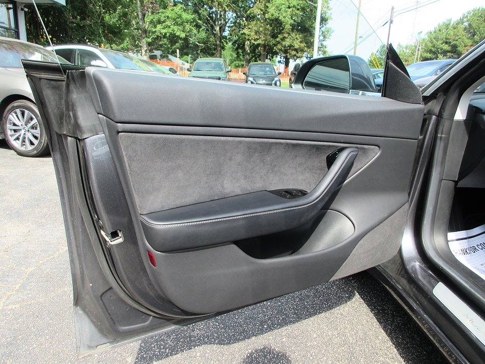 Tesla Model 3 photo 10