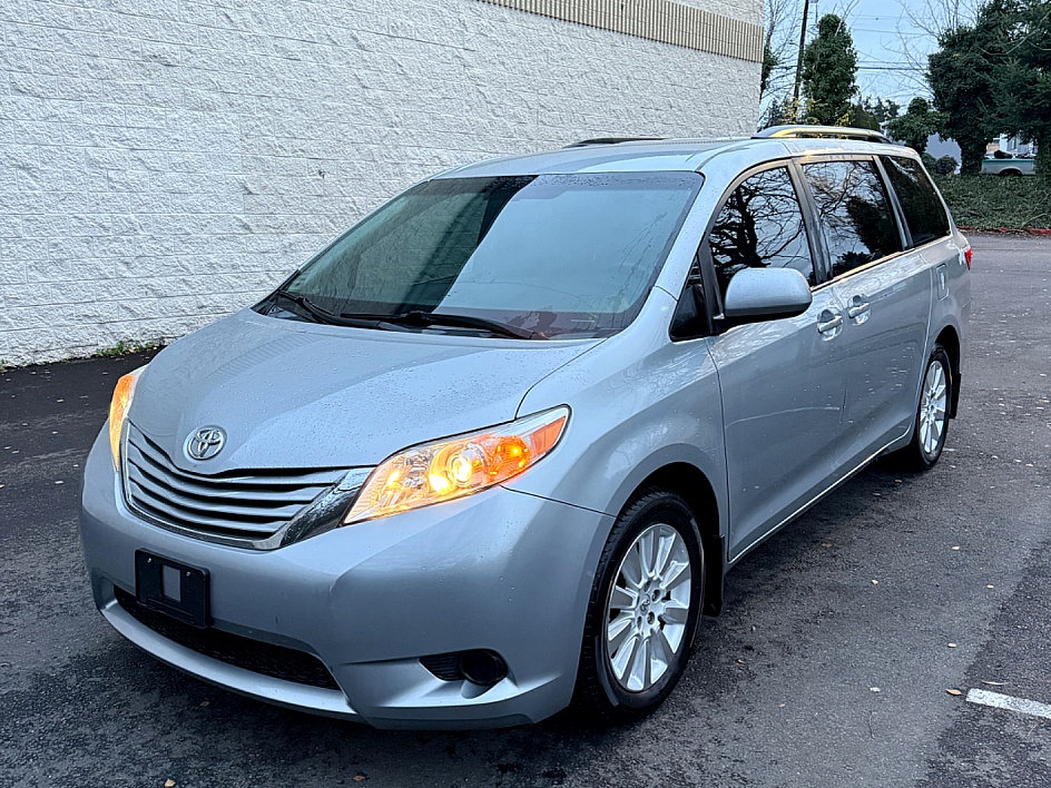 2015 Toyota Sienna LE's photo