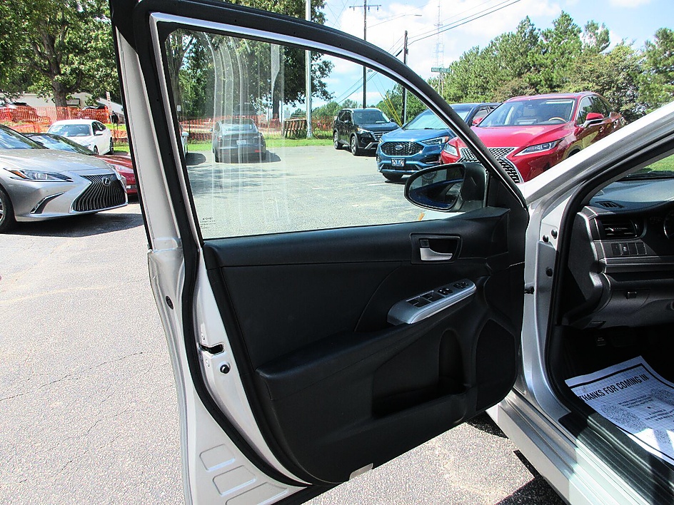 Toyota Camry photo 9