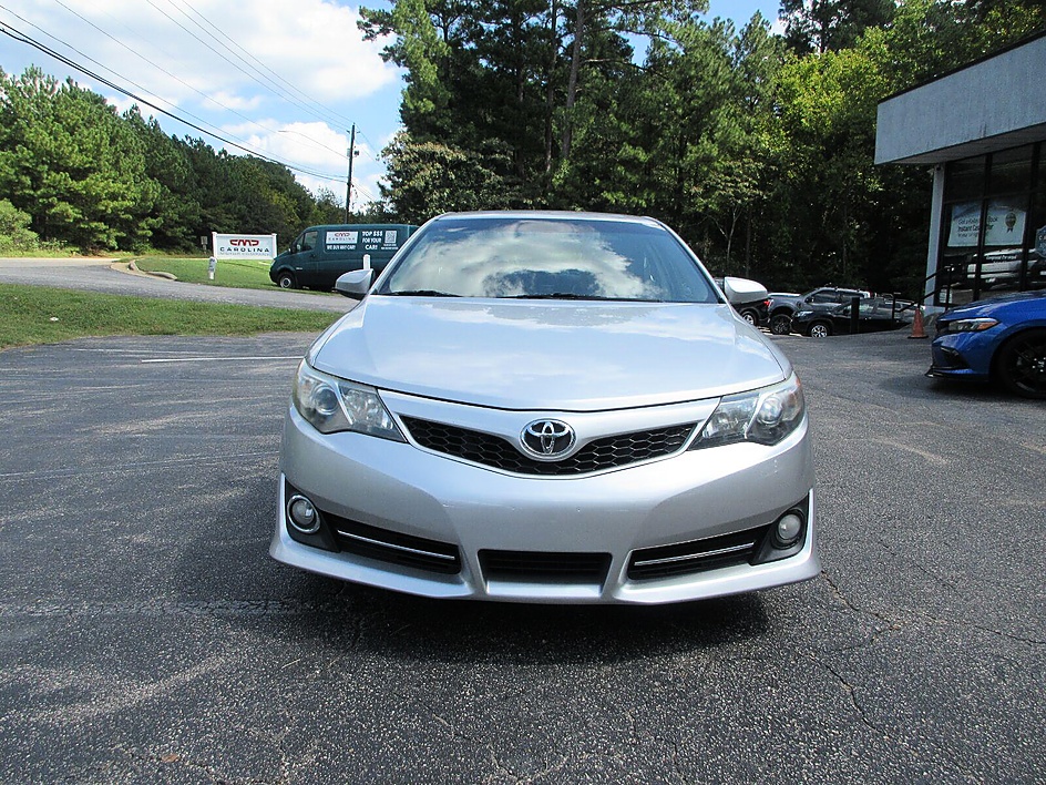 Toyota Camry photo 2