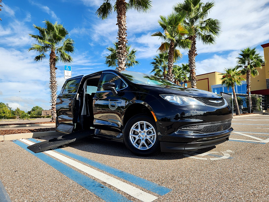 2023 Chrysler Voyager LX's photo