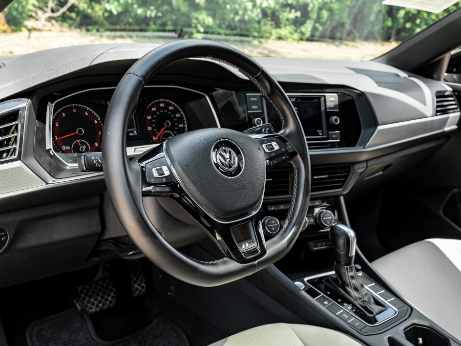 2020 Volkswagen Jetta R-Line photo 2