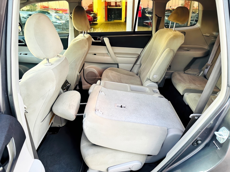 2013 Toyota Highlander Plus photo 17