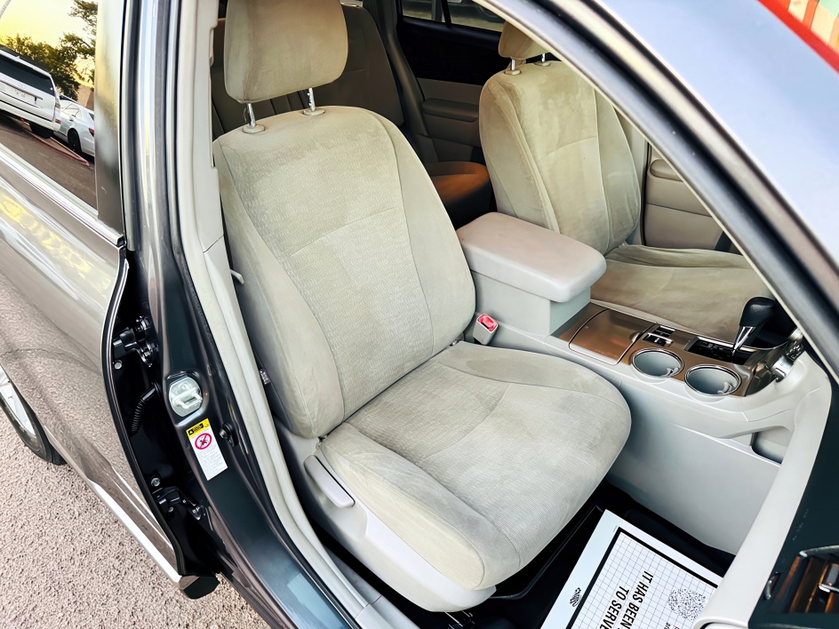 2013 Toyota Highlander Plus photo 19