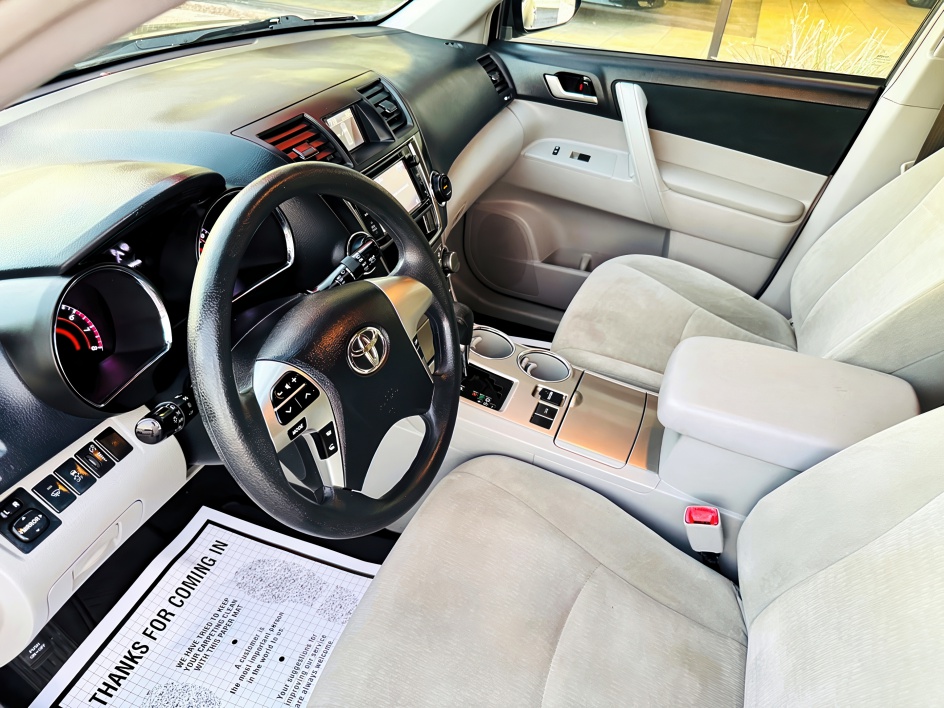2013 Toyota Highlander Plus photo 11