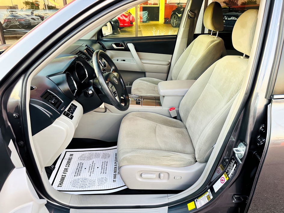 2013 Toyota Highlander Plus photo 13