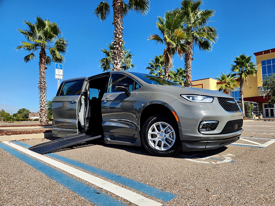 2024 Chrysler Pacifica Touring's photo