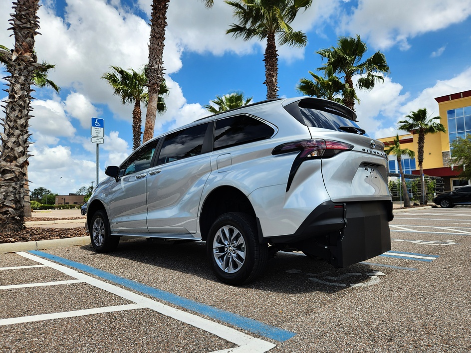 2021 Toyota Sienna XLE - Photo 4