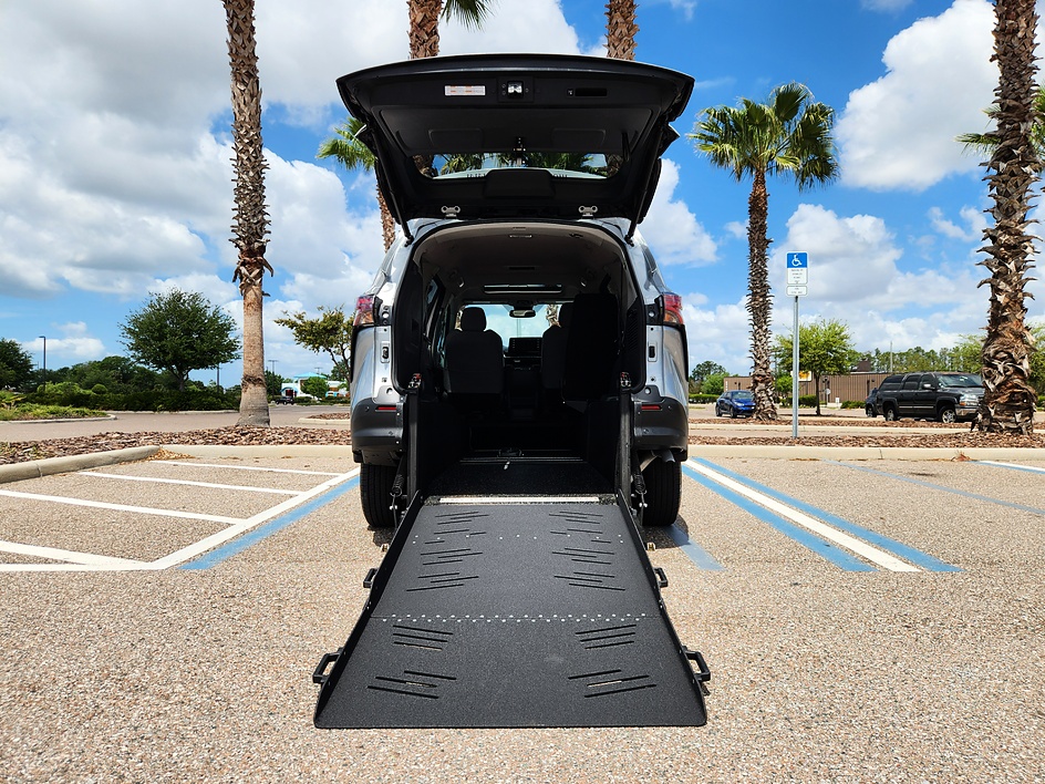 2021 Toyota Sienna XLE - Photo 2