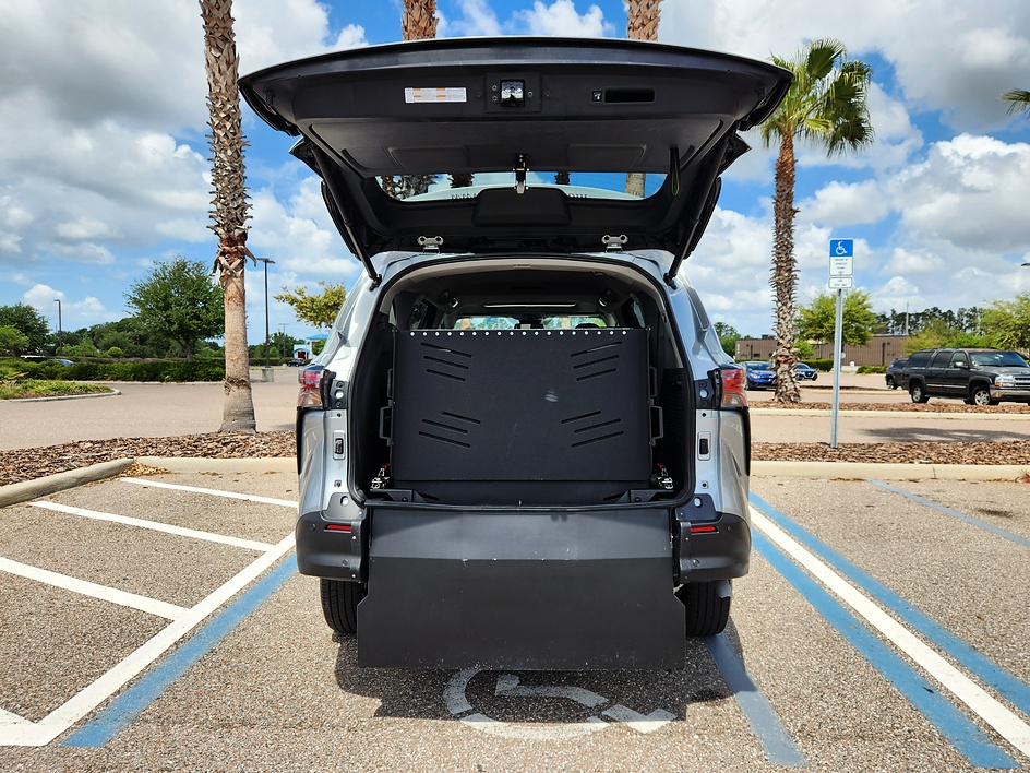 2021 Toyota Sienna XLE - Photo 9