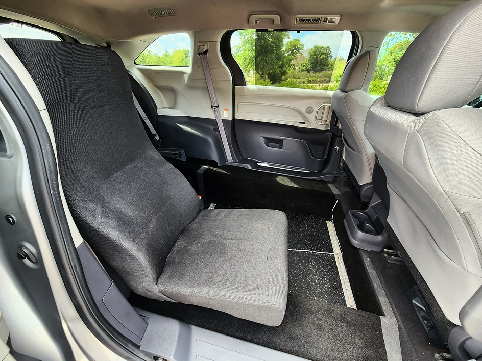 2021 Toyota Sienna XLE - Photo 13