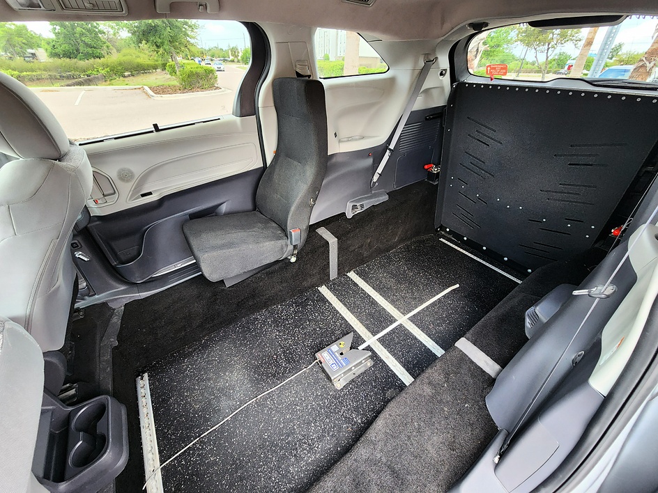 2021 Toyota Sienna XLE - Photo 12