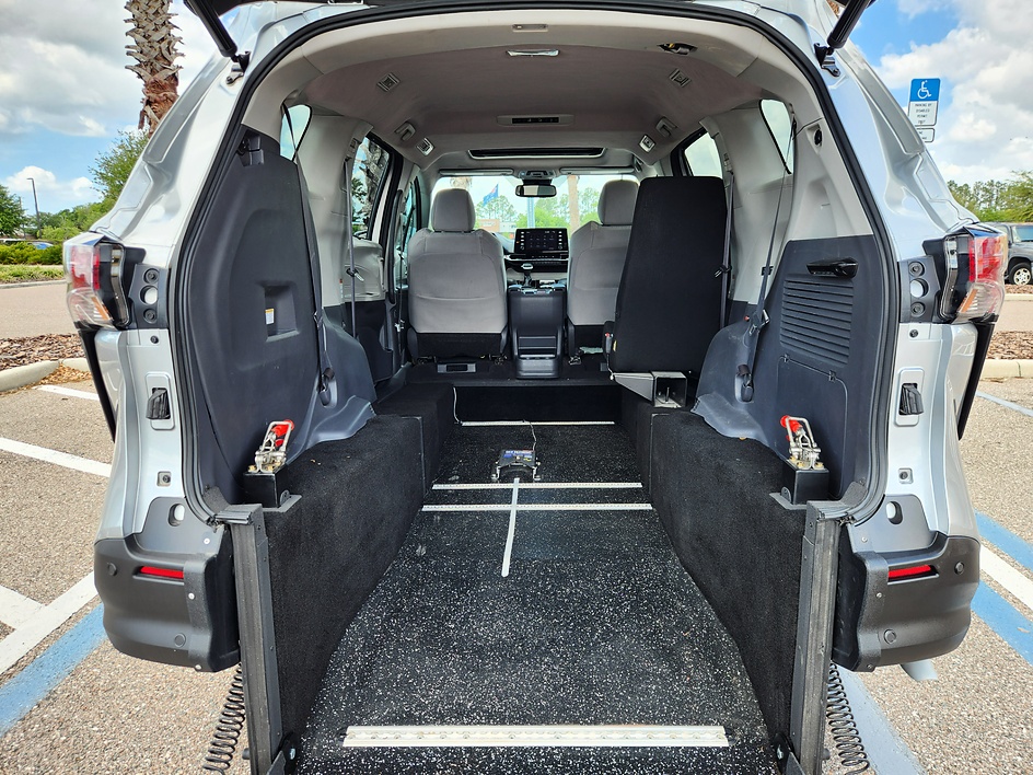 2021 Toyota Sienna XLE - Photo 11