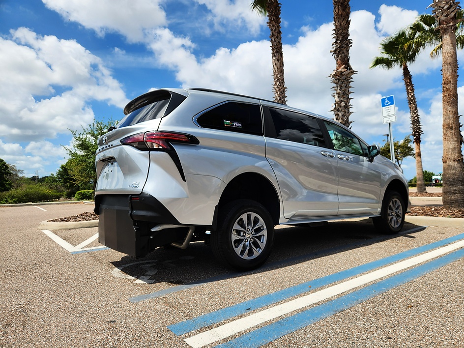 2021 Toyota Sienna XLE - Photo 6