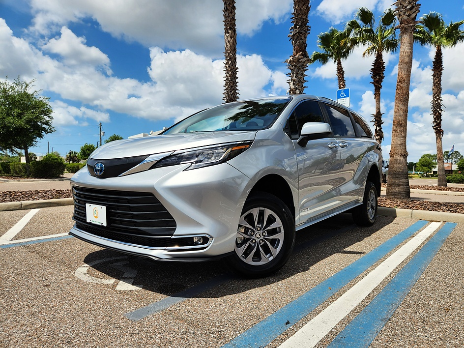 2021 Toyota Sienna XLE - Photo 8