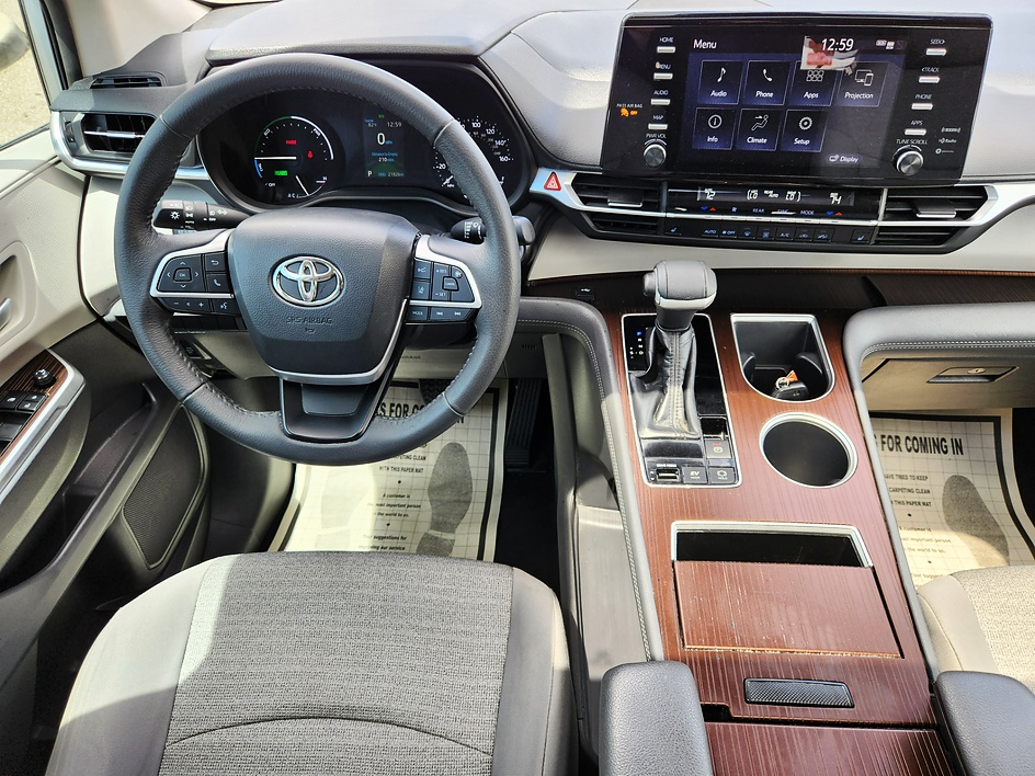 2021 Toyota Sienna XLE - Photo 16