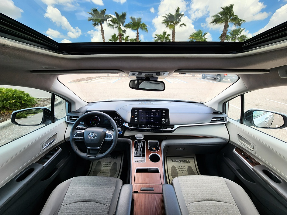 2021 Toyota Sienna XLE - Photo 15