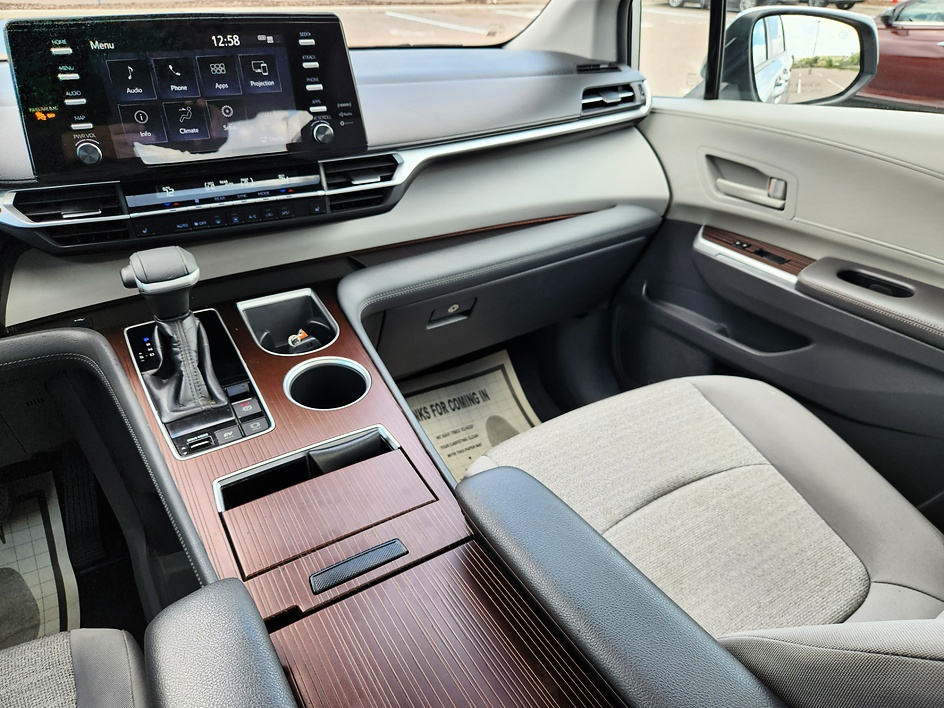 2021 Toyota Sienna XLE - Photo 17