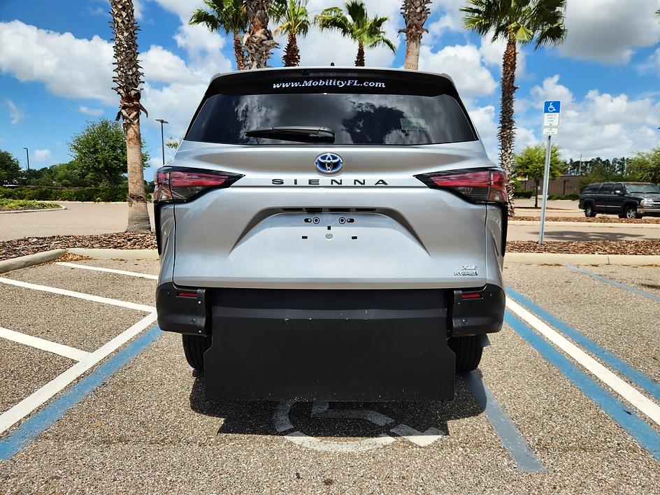 2021 Toyota Sienna XLE - Photo 5