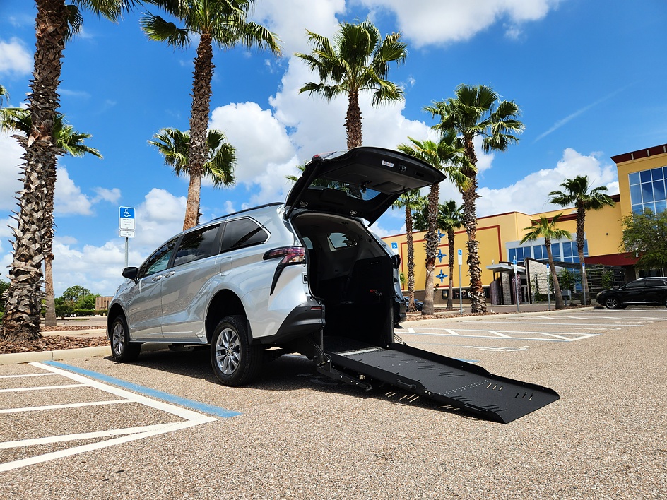 2021 Toyota Sienna XLE - Photo 1