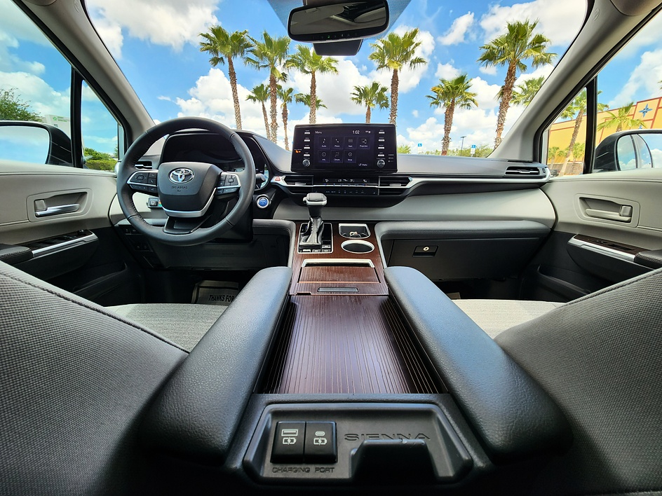 2021 Toyota Sienna XLE - Photo 18