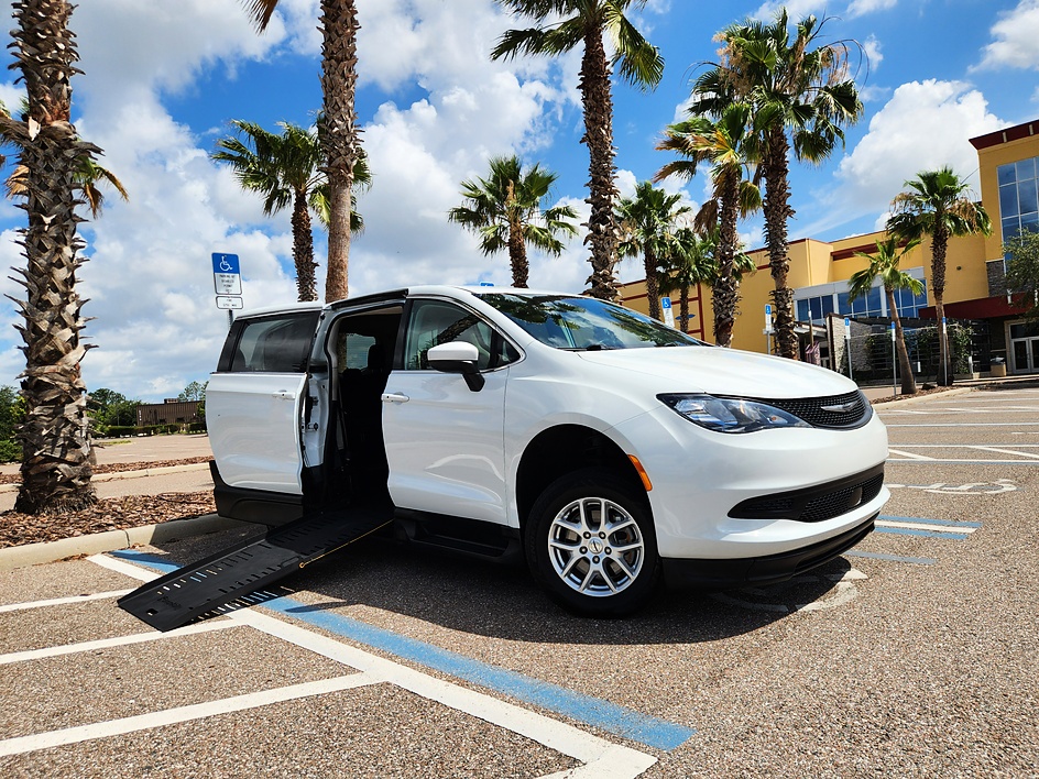 2022 Chrysler Voyager LX's photo