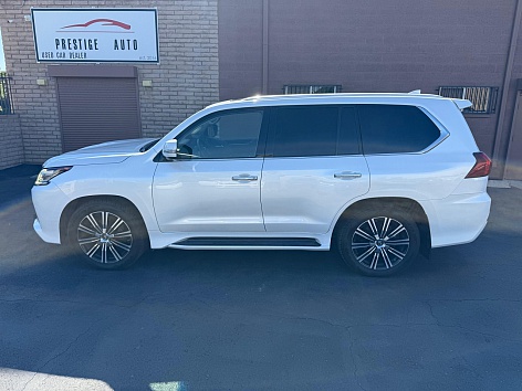 2018 Lexus LX 570's photo