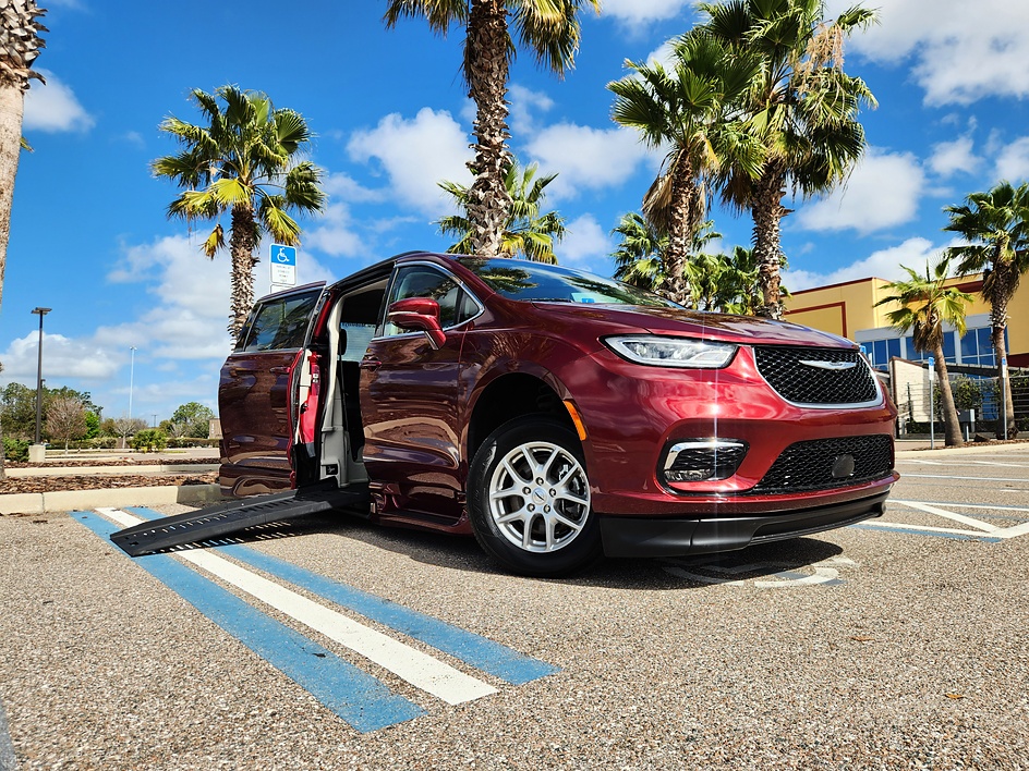 2022 Chrysler Pacifica Touring L's photo