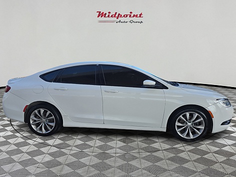 2016 Chrysler 200 S's photo