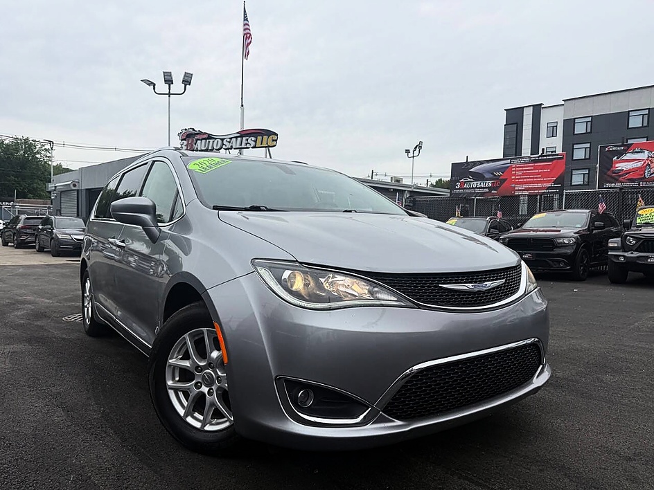 2020 Chrysler Pacifica Touring L's photo