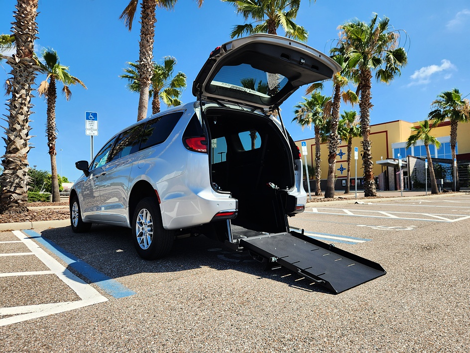 2026 Chrysler Pacifica Select's photo