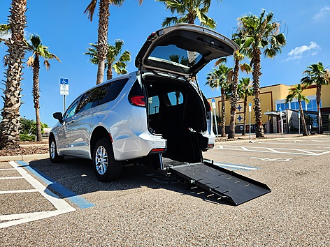 2026 Chrysler Pacifica Select's photo
