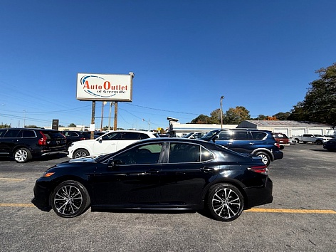 2018 Toyota Camry SE's photo