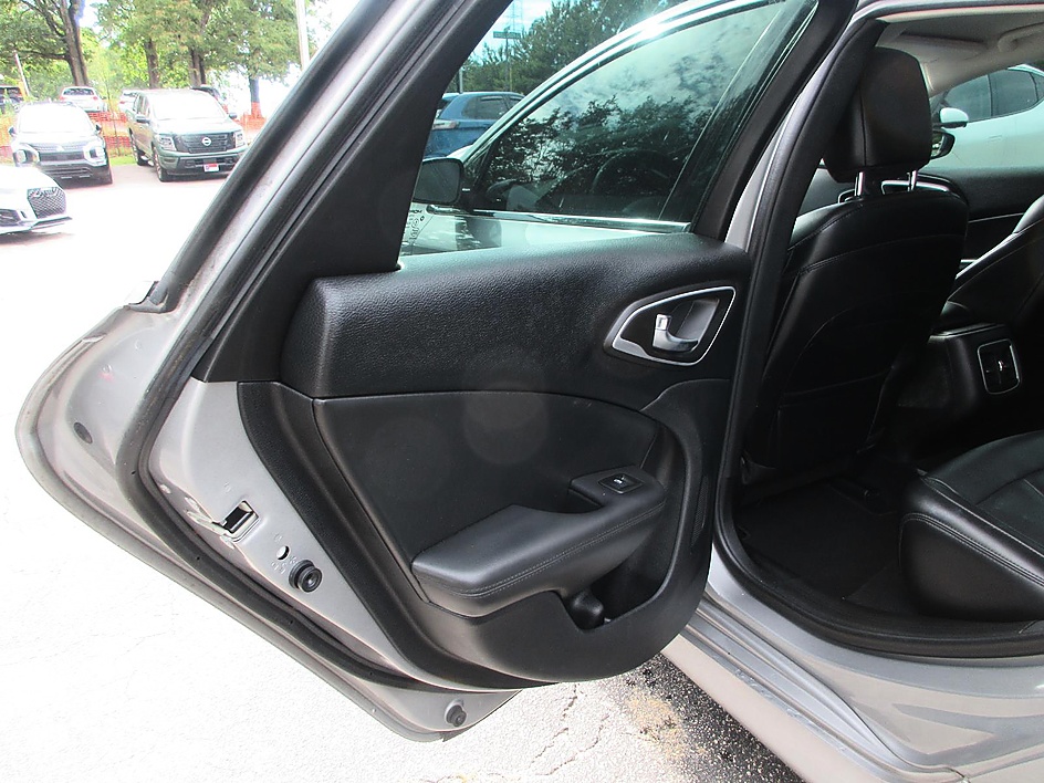2015 Chrysler 200 C - Photo 12