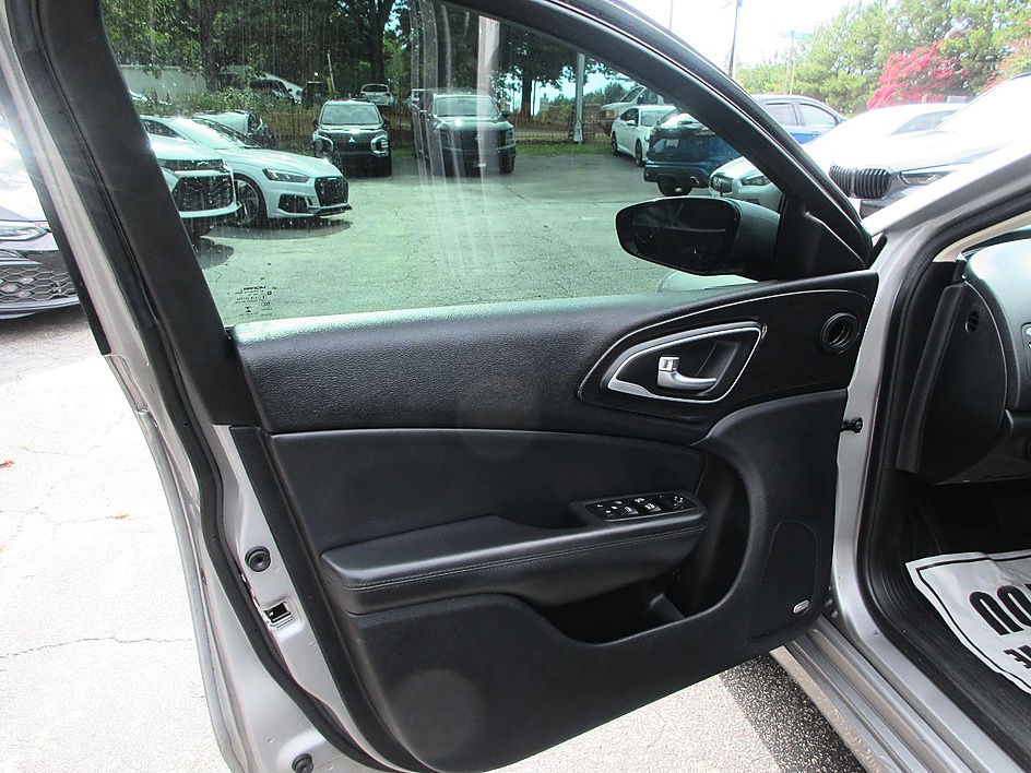 2015 Chrysler 200 C - Photo 11