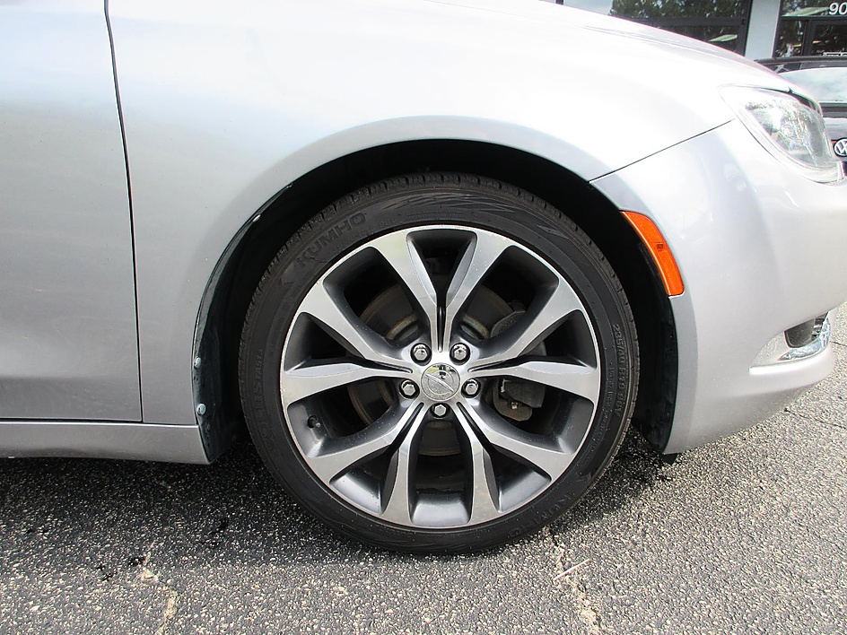 2015 Chrysler 200 C - Photo 21