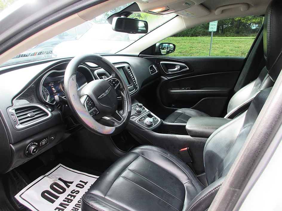 2015 Chrysler 200 C - Photo 9