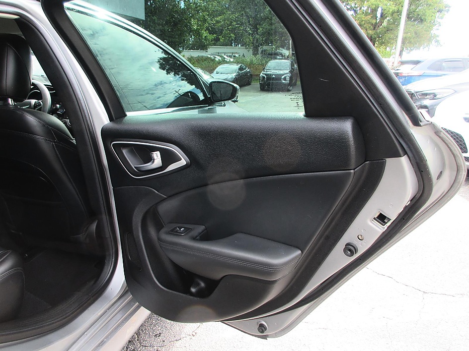 2015 Chrysler 200 C - Photo 16