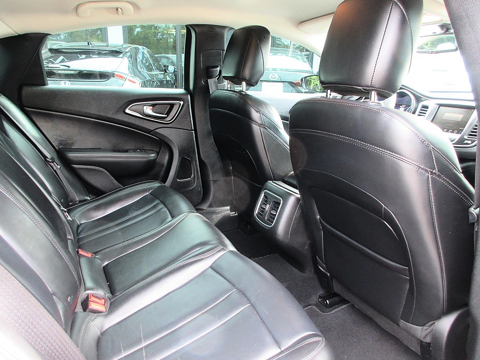 2015 Chrysler 200 C - Photo 15
