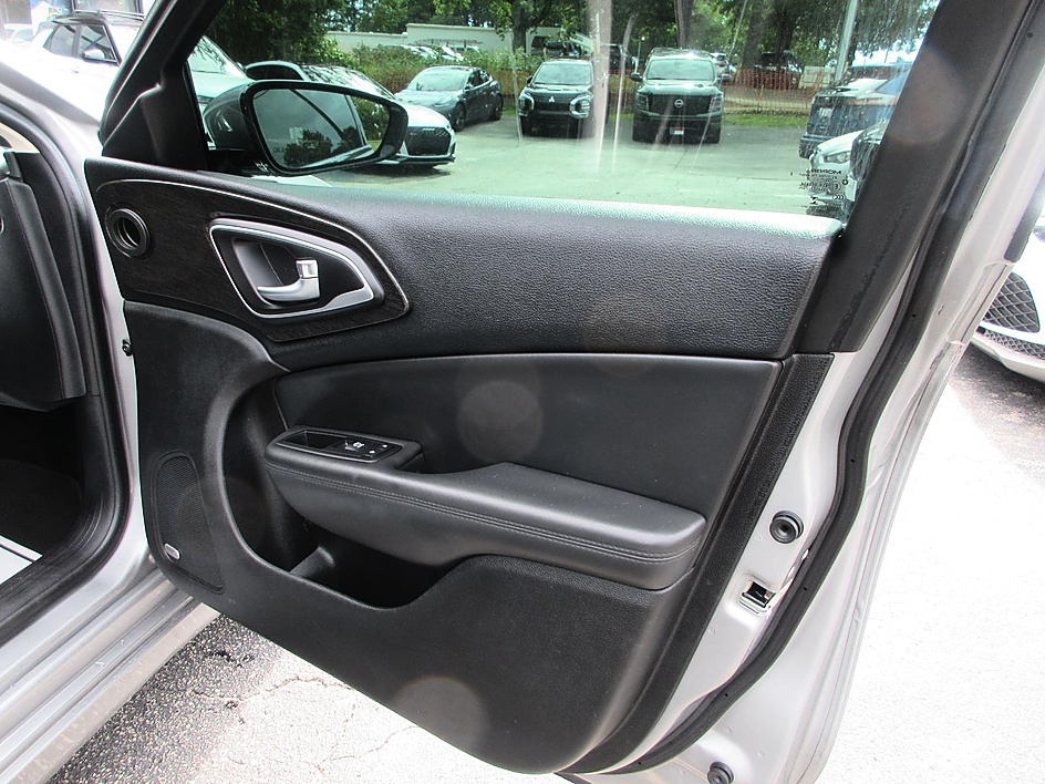 2015 Chrysler 200 C - Photo 14