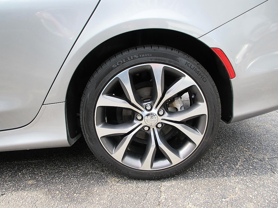 2015 Chrysler 200 C - Photo 19