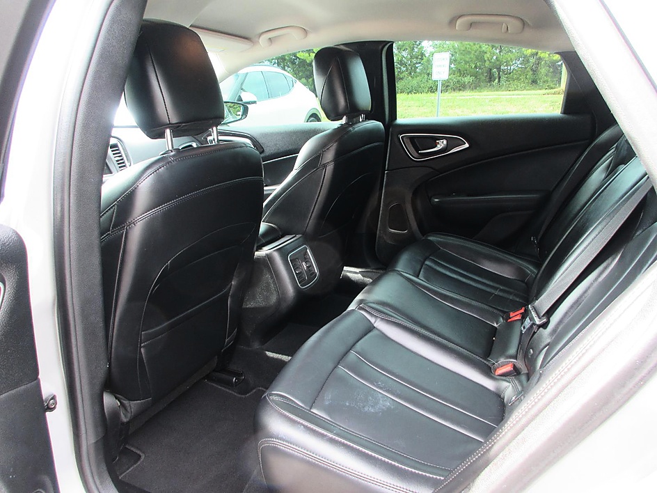 2015 Chrysler 200 C - Photo 10
